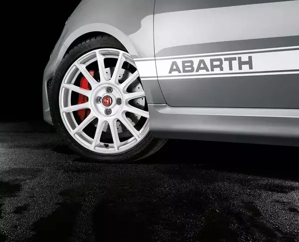 「アバルト595をさらにモディファイした限定車「エッセエッセ」が305台限定で登場」の画像