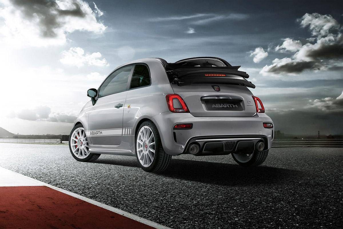 アバルト595をさらにモディファイした限定車「エッセエッセ」が305台限定で登場