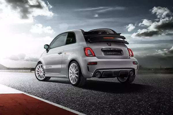 「アバルト595をさらにモディファイした限定車「エッセエッセ」が305台限定で登場」の画像