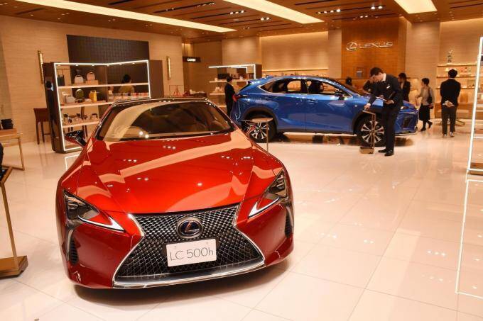 クルマに触れられるけど買えない！　いま自動車メーカーが「売らない」施設に力を入れるワケ