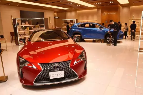 「クルマに触れられるけど買えない！　いま自動車メーカーが「売らない」施設に力を入れるワケ」の画像