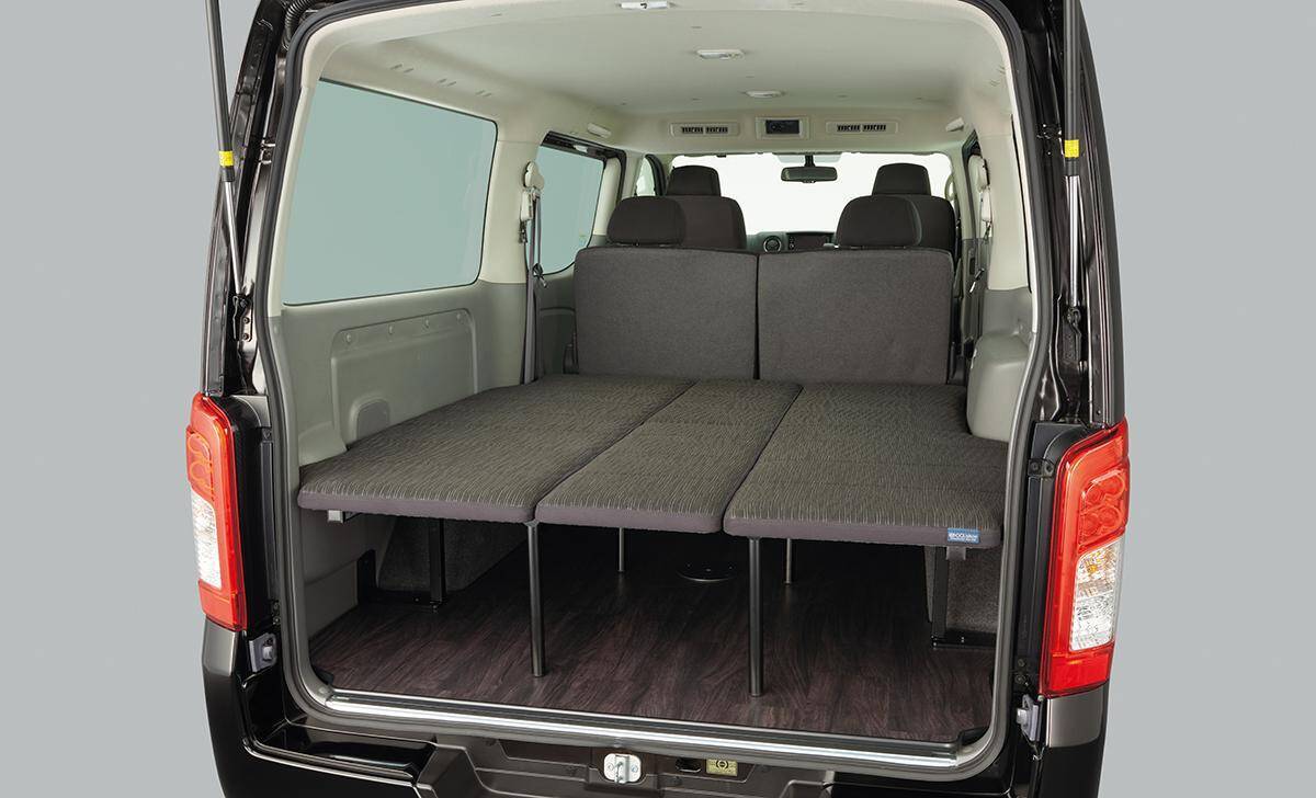 日産NV350キャラバンの10人乗りワゴンが一部改良で環境性能を向上　オーテック製マルチベッドも追加