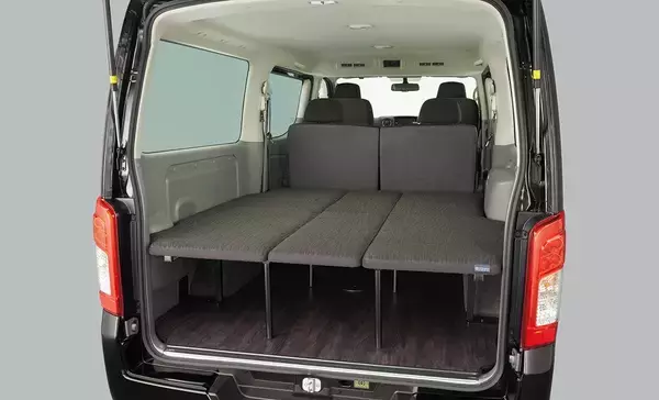 「日産NV350キャラバンの10人乗りワゴンが一部改良で環境性能を向上　オーテック製マルチベッドも追加」の画像