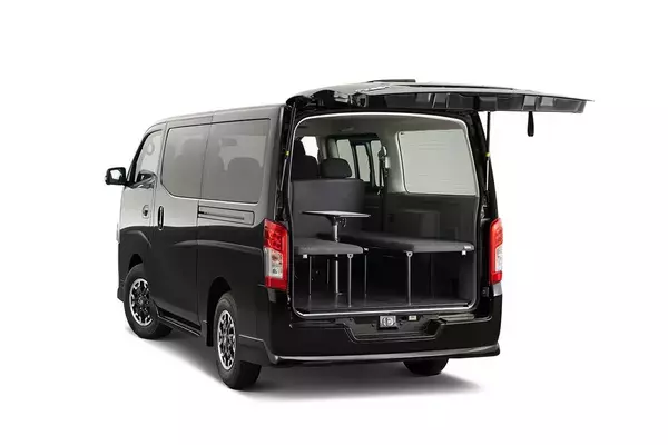 日産NV350キャラバンの10人乗りワゴンが一部改良で環境性能を向上　オーテック製マルチベッドも追加
