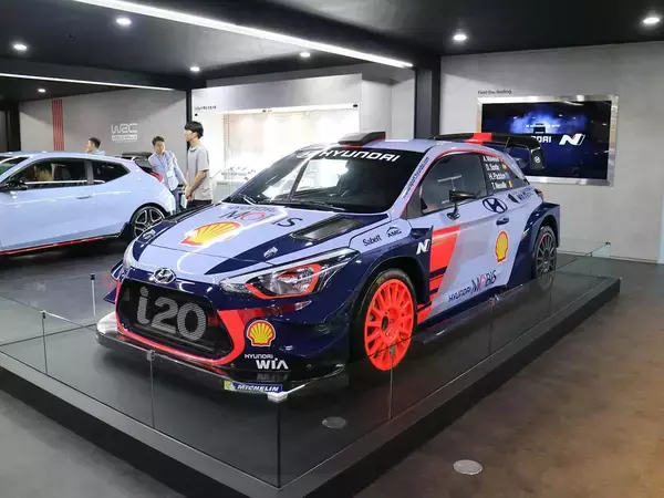 「韓国の「ヒュンダイ」が本気で日本再上陸か？　モニターもカタログも日本語表記だった水素SUV「ネッソ」とは」の画像