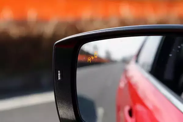 「運転が怖いならクルマに「頼る」のがイマドキ！　「車線変更」「駐車」「バック」まで徹底的に助けてくれる先進装備５選」の画像