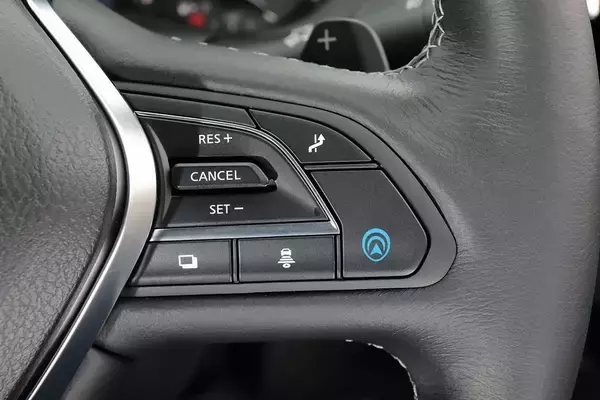 運転が怖いならクルマに「頼る」のがイマドキ！　「車線変更」「駐車」「バック」まで徹底的に助けてくれる先進装備５選