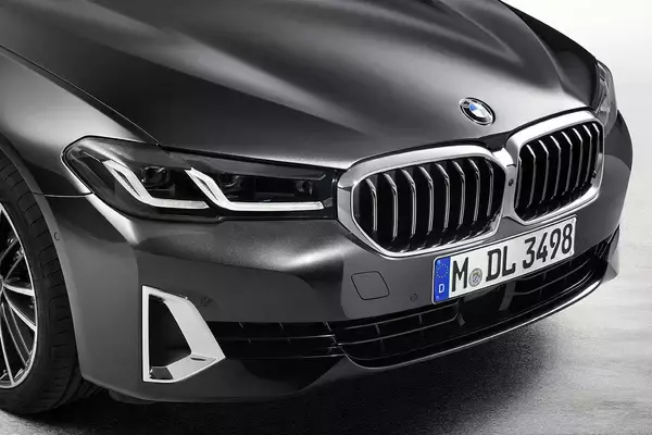 BMW５シリーズが後期型へモデルチェンジ！　安全装備を充実させてますます快適に