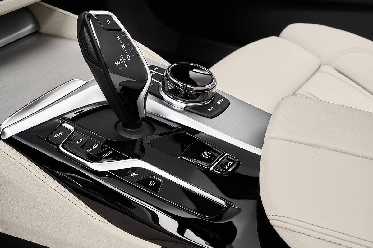 BMW５シリーズが後期型へモデルチェンジ！　安全装備を充実させてますます快適に