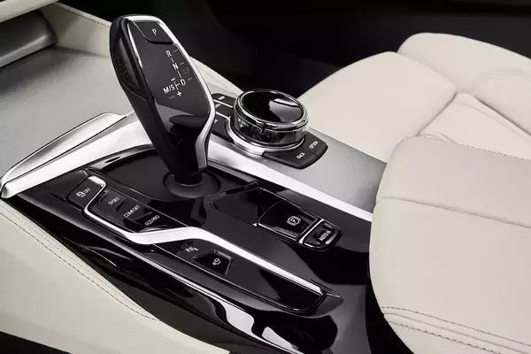 「BMW５シリーズが後期型へモデルチェンジ！　安全装備を充実させてますます快適に」の画像