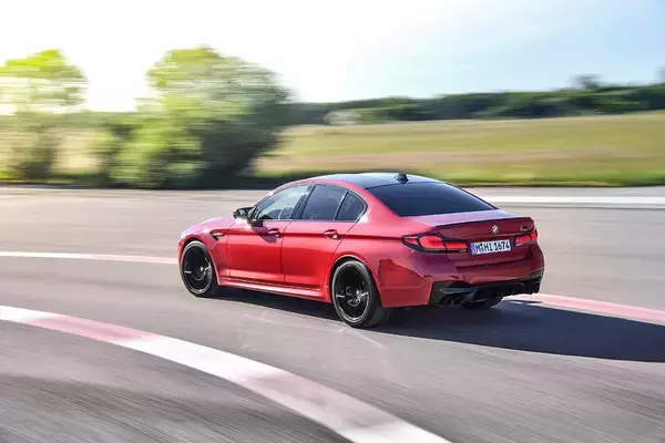 「新型BMW M５＆M550i xDriveが登場！　サーキットから得た技術を惜しみなく投入した高性能セダン」の画像