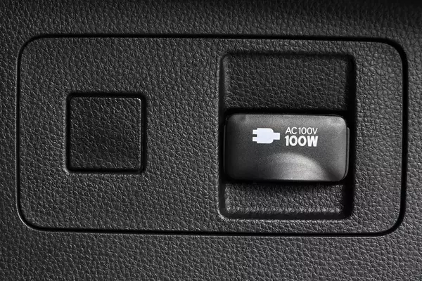 「いまだにシガライターソケットが主流！　クルマに「AC100V」のコンセントが標準装備されないワケ」の画像