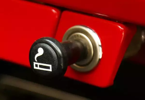 いまだにシガライターソケットが主流！　クルマに「AC100V」のコンセントが標準装備されないワケ