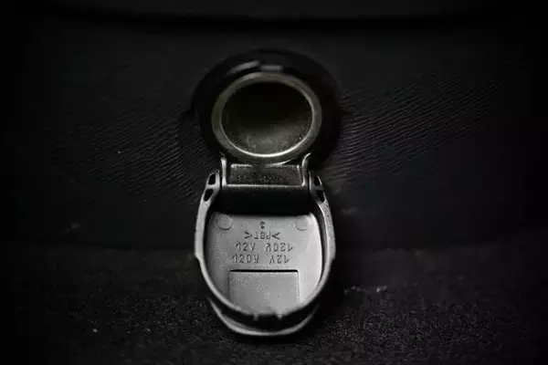 「いまだにシガライターソケットが主流！　クルマに「AC100V」のコンセントが標準装備されないワケ」の画像