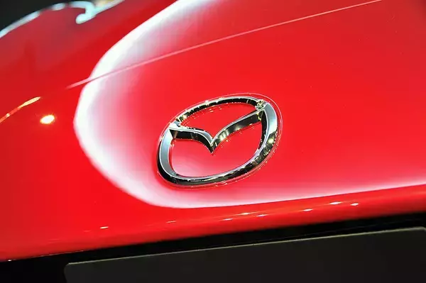 「どうみても「バレバレ」なのになぜ？　ドラマの登場車がメーカーエンブレムを隠す理由」の画像