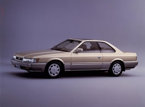 どうみても「バレバレ」なのになぜ？　ドラマの登場車がメーカーエンブレムを隠す理由