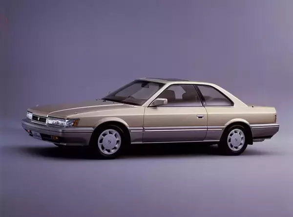 どうみても「バレバレ」なのになぜ？　ドラマの登場車がメーカーエンブレムを隠す理由