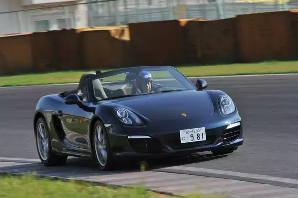 「どうみても「バレバレ」なのになぜ？　ドラマの登場車がメーカーエンブレムを隠す理由」の画像