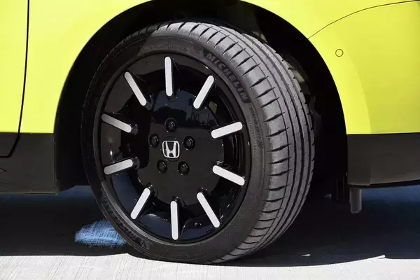 「Honda eは単なるEVじゃない！　カーライフのあり方を変える「面白すぎる」１台【試乗】」の画像