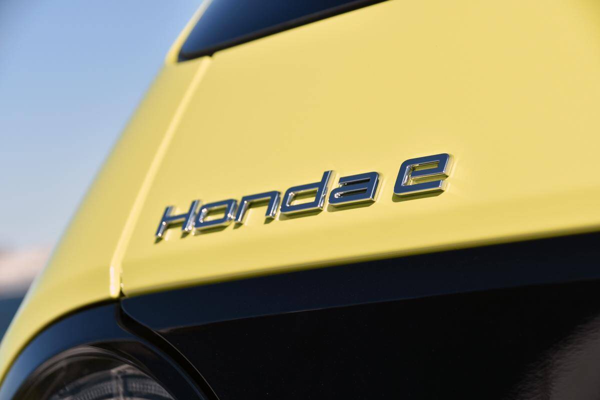 Honda eは単なるEVじゃない！　カーライフのあり方を変える「面白すぎる」１台【試乗】