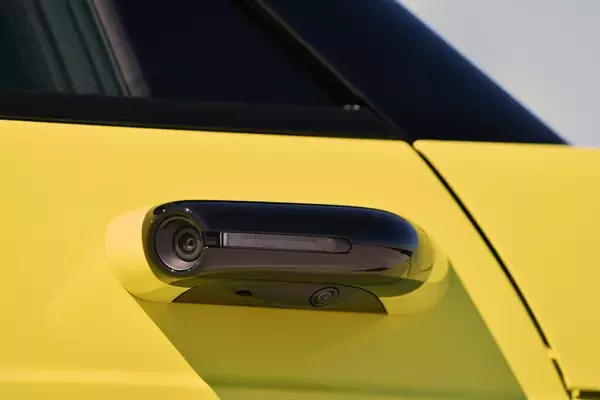 「Honda eは単なるEVじゃない！　カーライフのあり方を変える「面白すぎる」１台【試乗】」の画像