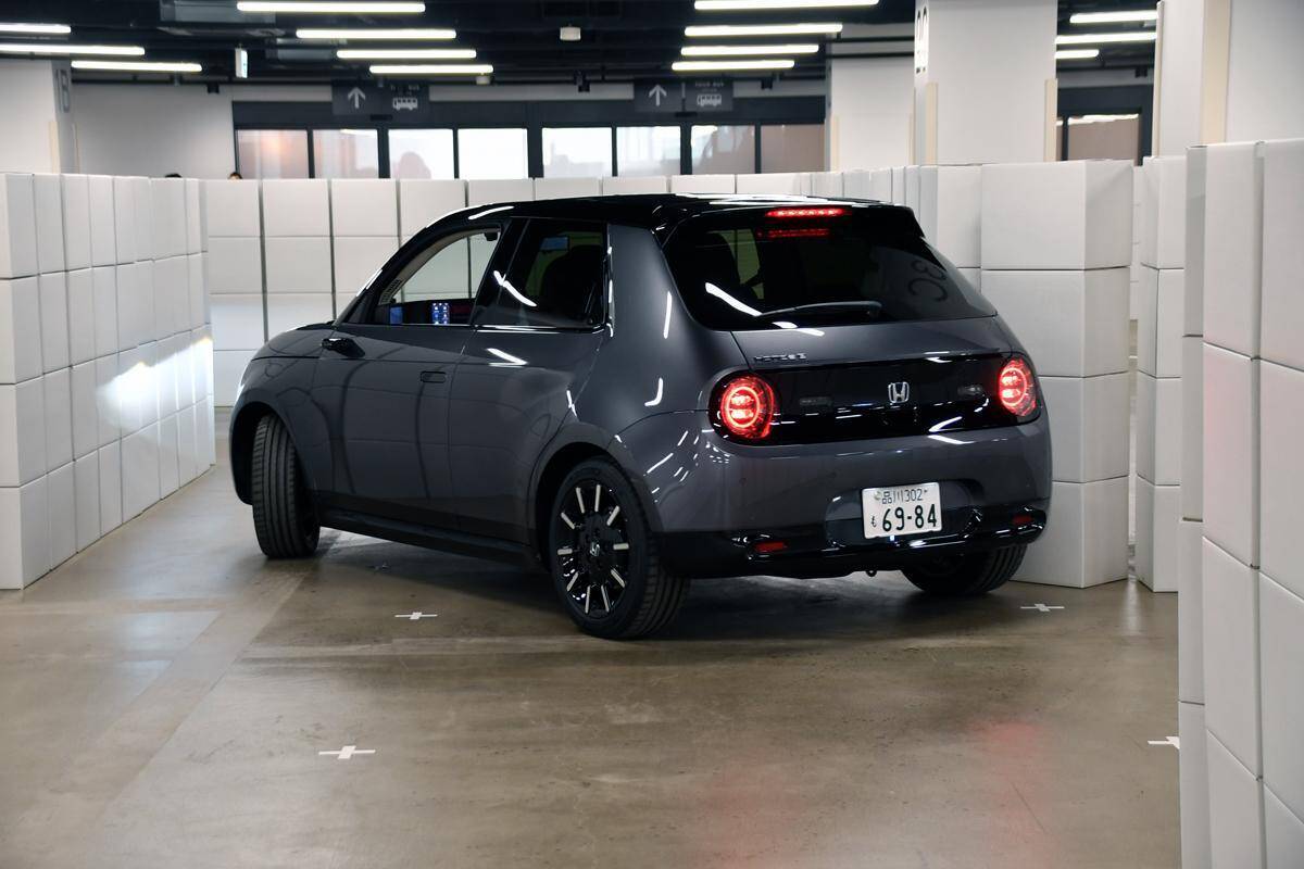 Honda eは単なるEVじゃない！　カーライフのあり方を変える「面白すぎる」１台【試乗】