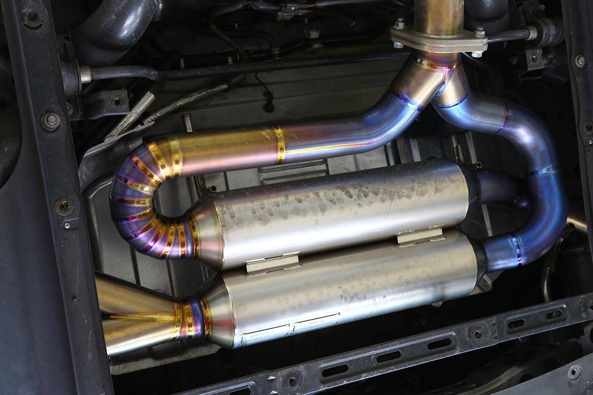 排気熱での変色じゃなかった！　チタンマフラーの美しい「焼き色」のグラデーションはどのように付けられるのか？