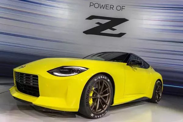 「電動化の象徴「アリア」とエンジンスポーツの雄「フェアレディZ」！　両極端な２車は日産を救えるか？」の画像