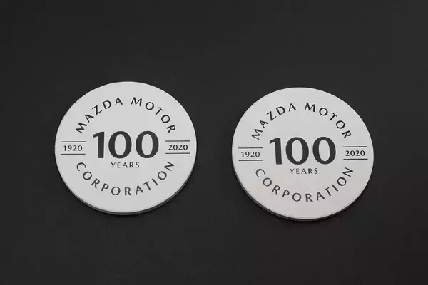 MZRacingのマツダ100周年記念グッズ最新作！　コースター＆バッグハンガー発売