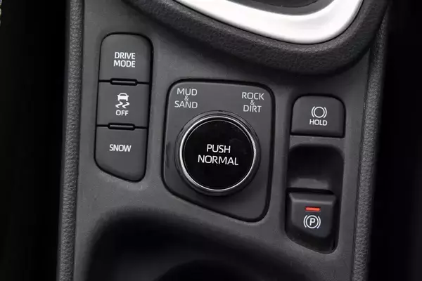 「C-HRがあるのにヤリス クロスって必要？　「悩ましく」みえてじつは「キャラかぶり」してない両車の選び方」の画像