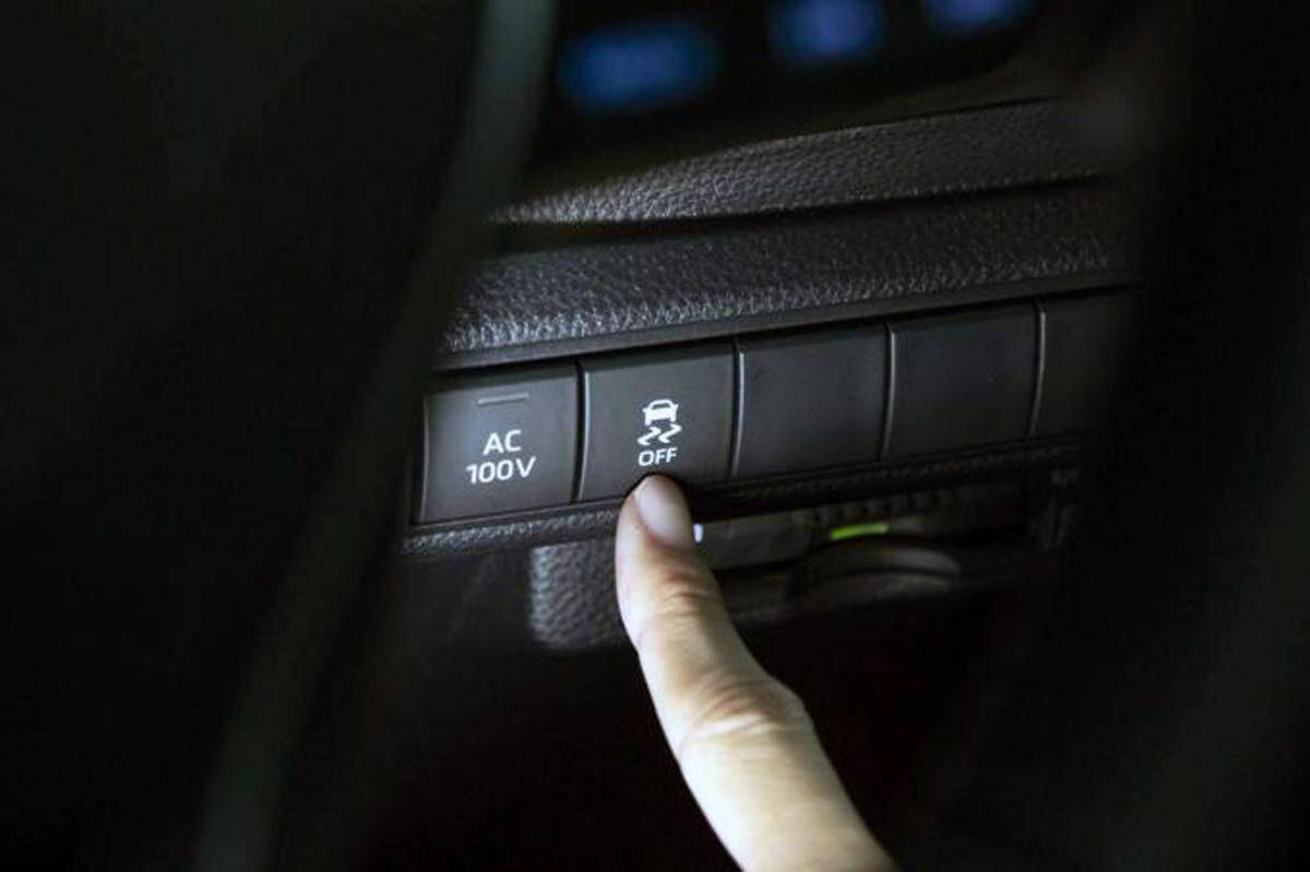 GRスープラのCMの停車したまま「煙モクモク」タイヤの空転！　じつはCGじゃなく市販車でも可能だった