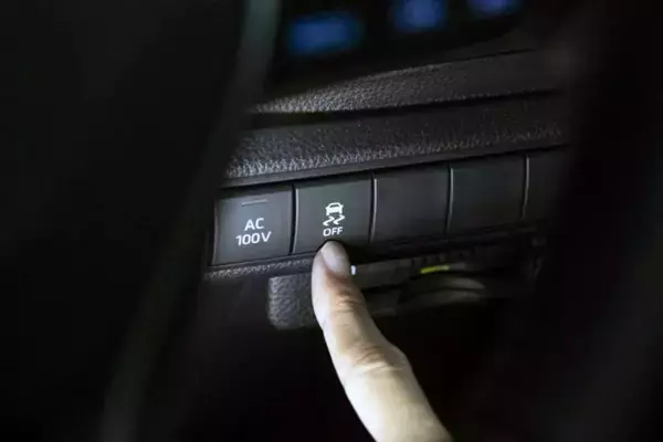 「GRスープラのCMの停車したまま「煙モクモク」タイヤの空転！　じつはCGじゃなく市販車でも可能だった」の画像