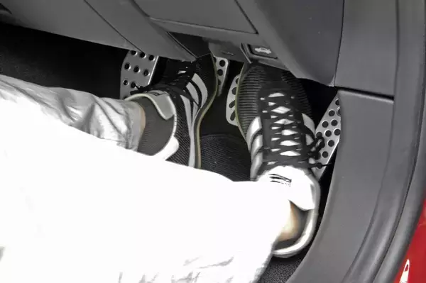 「GRスープラのCMの停車したまま「煙モクモク」タイヤの空転！　じつはCGじゃなく市販車でも可能だった」の画像