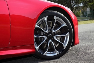 昔はタイヤがまる見えだった！　いまのクルマの「ホイール」と「フェンダー」の隙間が減ったワケ