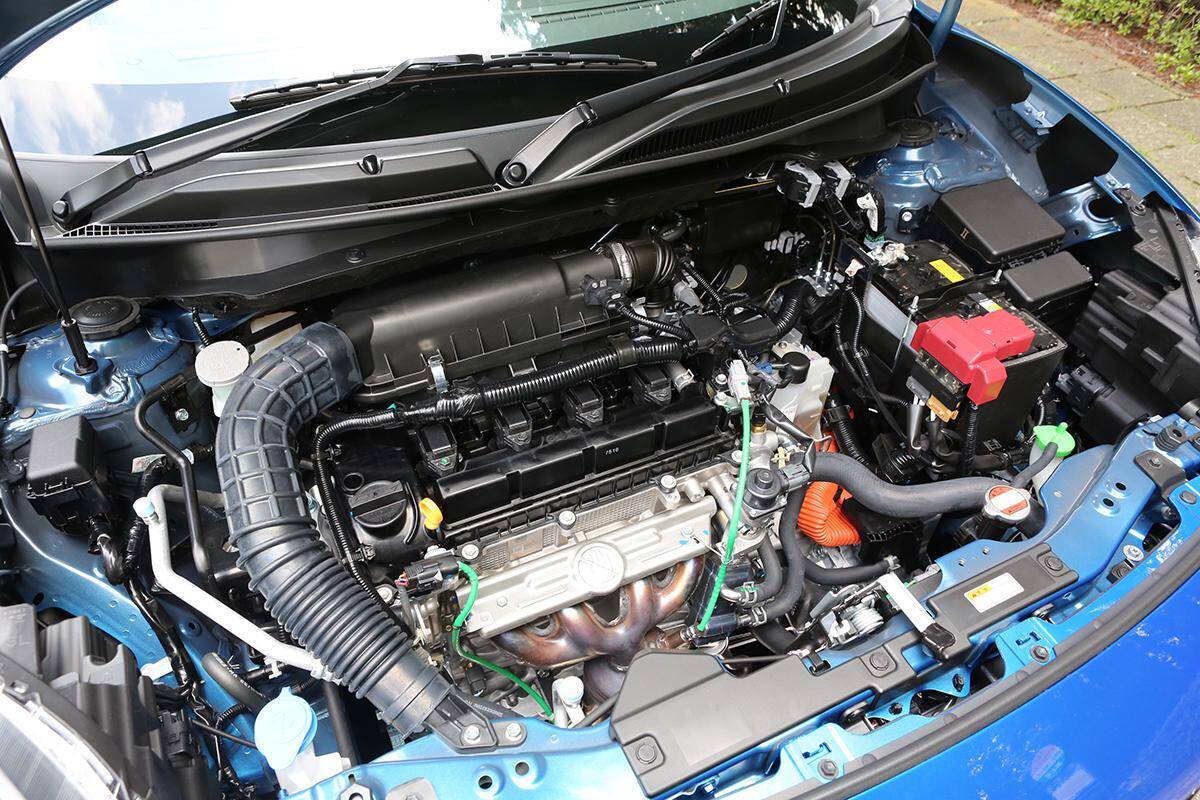 ハイブリッドもある！　スポーツもある！　それでも「スイフト」が「ヤリス」や「フィット」に勝てない謎