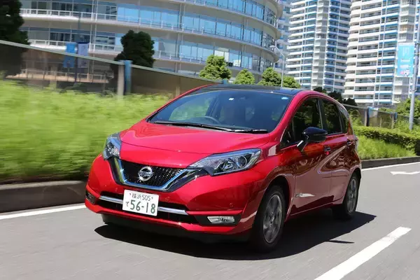 「ハイブリッドもある！　スポーツもある！　それでも「スイフト」が「ヤリス」や「フィット」に勝てない謎」の画像