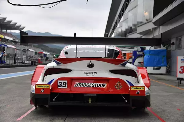 「市販車との共通部品はドアノブとエンブレムだけ！　燃費はリッター2km！　スーパーGTマシン「GRスープラ」の秘密」の画像