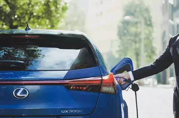 「レクサス初の市販EV「UX300e」がついに日本上陸！　航続可能距離は367kmを実現」の画像