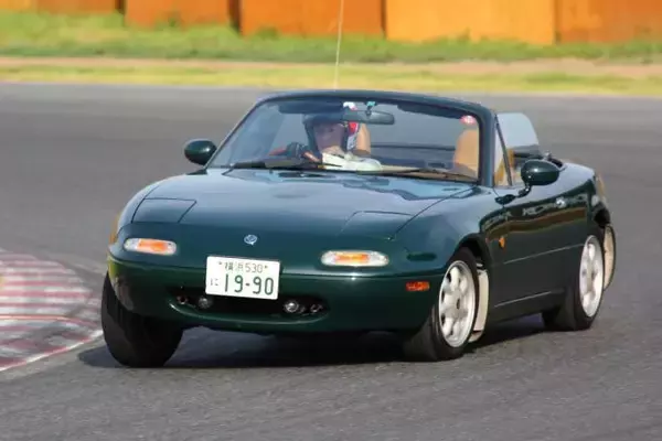 「いま価格高騰しまくりの王道名車がズラリ！　50代の「青春時代」を彩ったスポーツカー４選」の画像