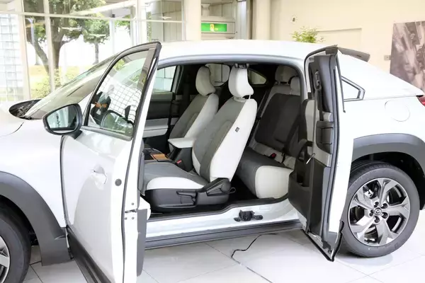 「MX-30登場で話題の「観音開きドア」！　中央に「柱」がないけど安全性は問題ないのか？」の画像
