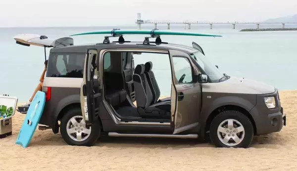 「MX-30登場で話題の「観音開きドア」！　中央に「柱」がないけど安全性は問題ないのか？」の画像