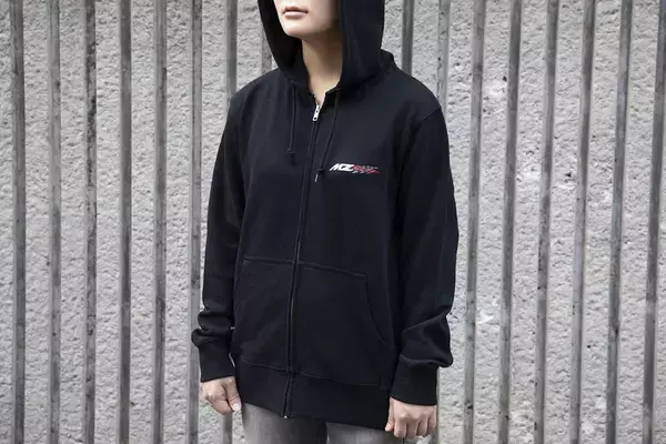 「MZRacingが「マツダ100周年記念プロダクト」最新作となる秋冬物３点を発売」の画像