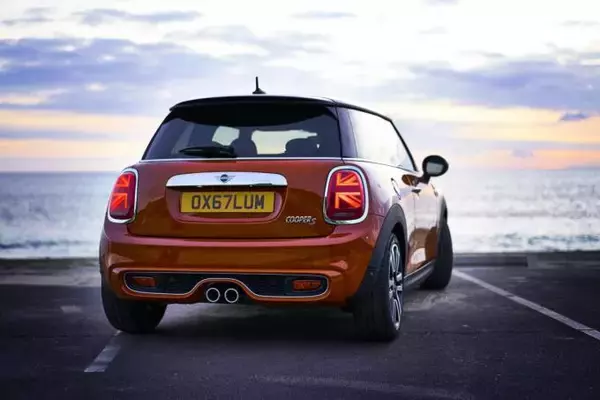 「空前の「お尻ブーム」はクルマにも波及！　思わず追尾したくなるいまどきの美尻カー５選」の画像