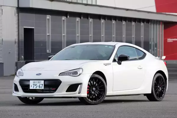 「最近のクルマに増えている「リヤフェンダーの突起物」の正体とは？」の画像