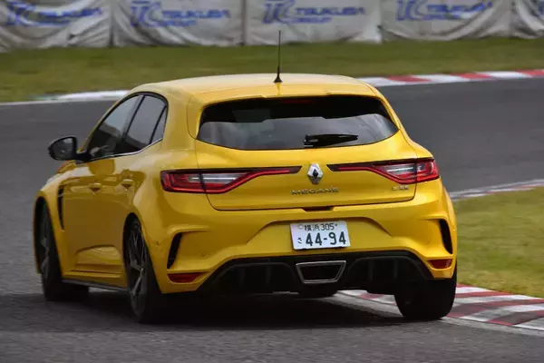 最近のクルマに増えている「リヤフェンダーの突起物」の正体とは？