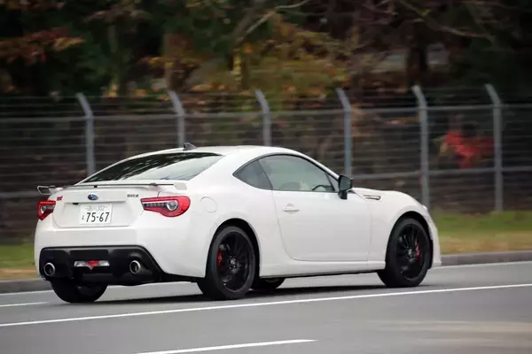 「最近のクルマに増えている「リヤフェンダーの突起物」の正体とは？」の画像