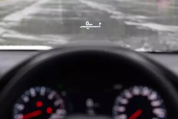 「じつは30年以上前からある！　一時期消えていた「ヘッドアップディスプレイ」装着車が最近増えているワケ」の画像