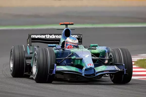 「名車か迷車かはたまた珍車か？　「ぶっ飛んだ発想」が生んだ「衝撃的見た目」のレーシングカー11選」の画像