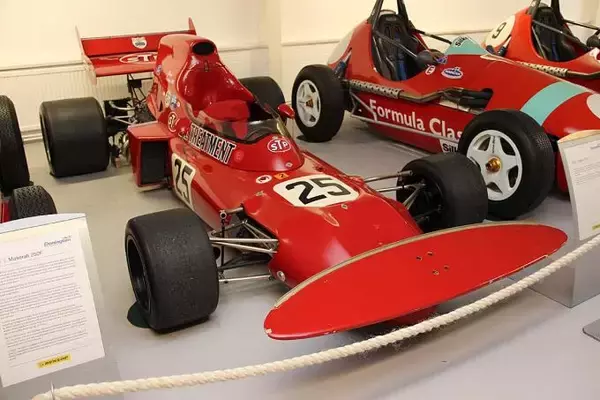 「名車か迷車かはたまた珍車か？　「ぶっ飛んだ発想」が生んだ「衝撃的見た目」のレーシングカー11選」の画像