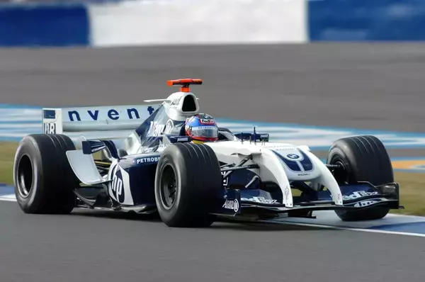 「名車か迷車かはたまた珍車か？　「ぶっ飛んだ発想」が生んだ「衝撃的見た目」のレーシングカー11選」の画像